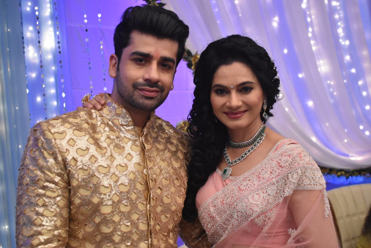 Anupama : Rakhi plans to get Paritosh on her side, will she be successful? - TellyTadka